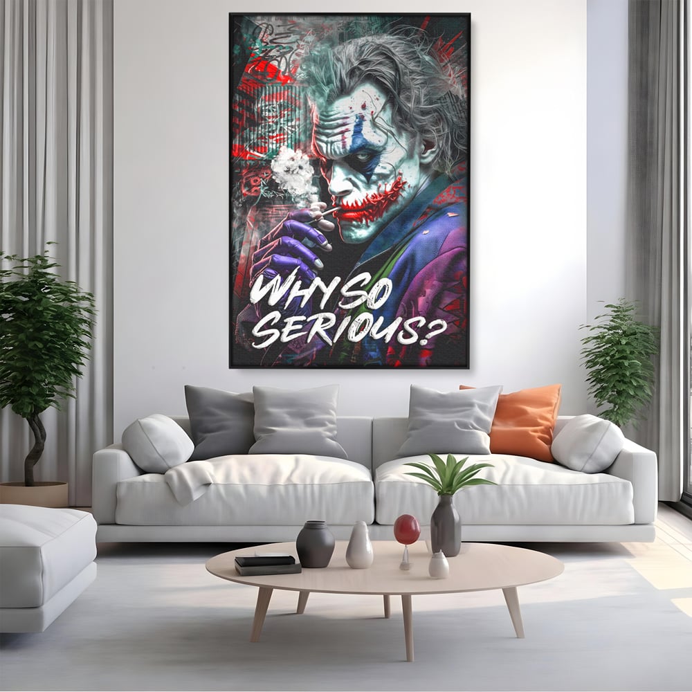 Tablou canvas cu tablou canvas cu jokerul fumand, in rama de aluminiu negru, pe perete intr-un living